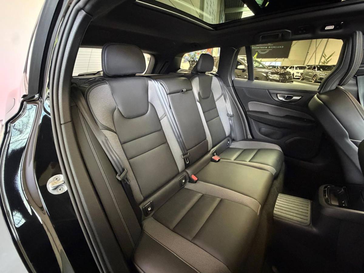 Volvo V60 Volvo V60 2.0 T6 Plug-in hybrid AWD Ultra Dark, Pano, HUD, Leer, Elektrische stoelen, stoel/Stuurverwarming, Harman kardon,