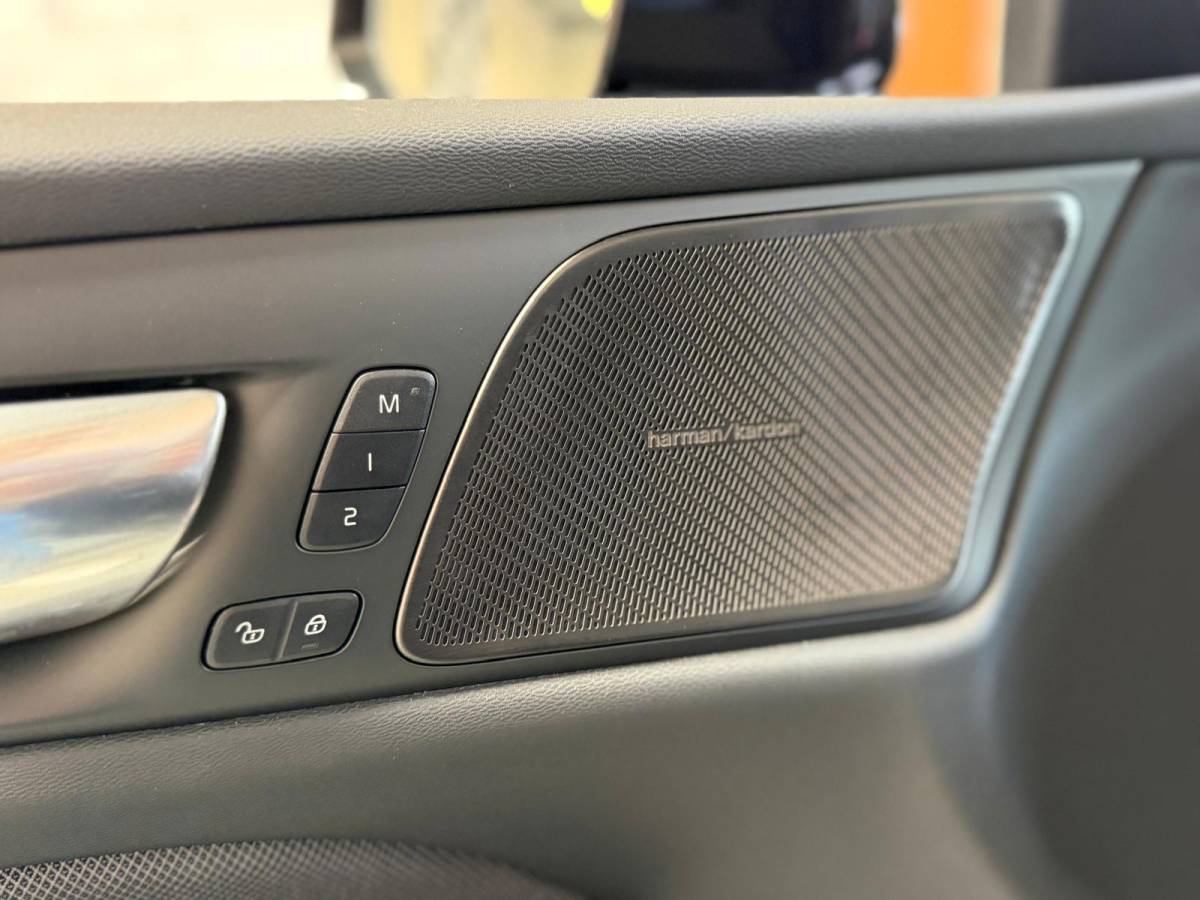 Volvo V60 Volvo V60 2.0 T6 Plug-in hybrid AWD Ultra Dark, Pano, HUD, Leer, Elektrische stoelen, stoel/Stuurverwarming, Harman kardon,