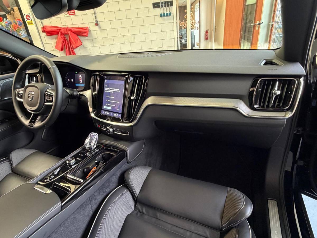 Volvo V60 Volvo V60 2.0 T6 Plug-in hybrid AWD Ultra Dark, Pano, HUD, Leer, Elektrische stoelen, stoel/Stuurverwarming, Harman kardon,