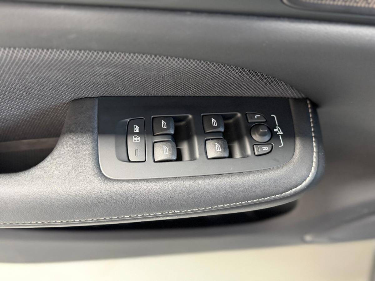 Volvo V60 Volvo V60 2.0 T6 Plug-in hybrid AWD Ultra Dark, Pano, HUD, Leer, Elektrische stoelen, stoel/Stuurverwarming, Harman kardon,