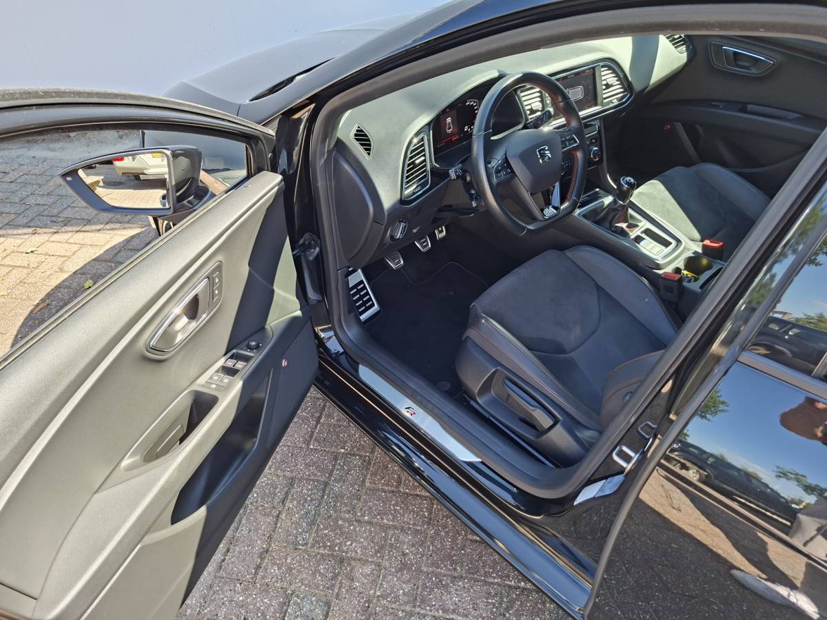 SEAT Leon SEAT Leon ST 1.5 TSI FR 150pk Carplay Camera Stoelverw. Business Intense