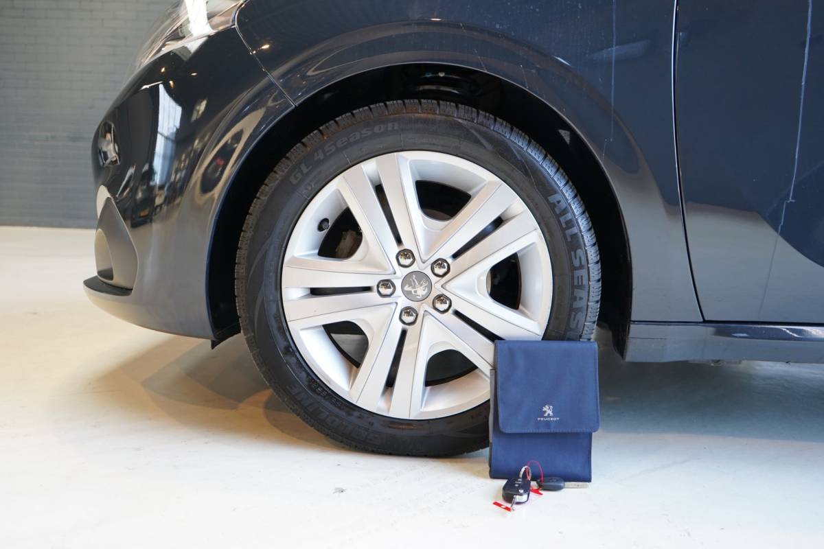 Peugeot 208 Peugeot 208 1.2 PureTech Allure | PDC | CRUISE | AIRCO | APK