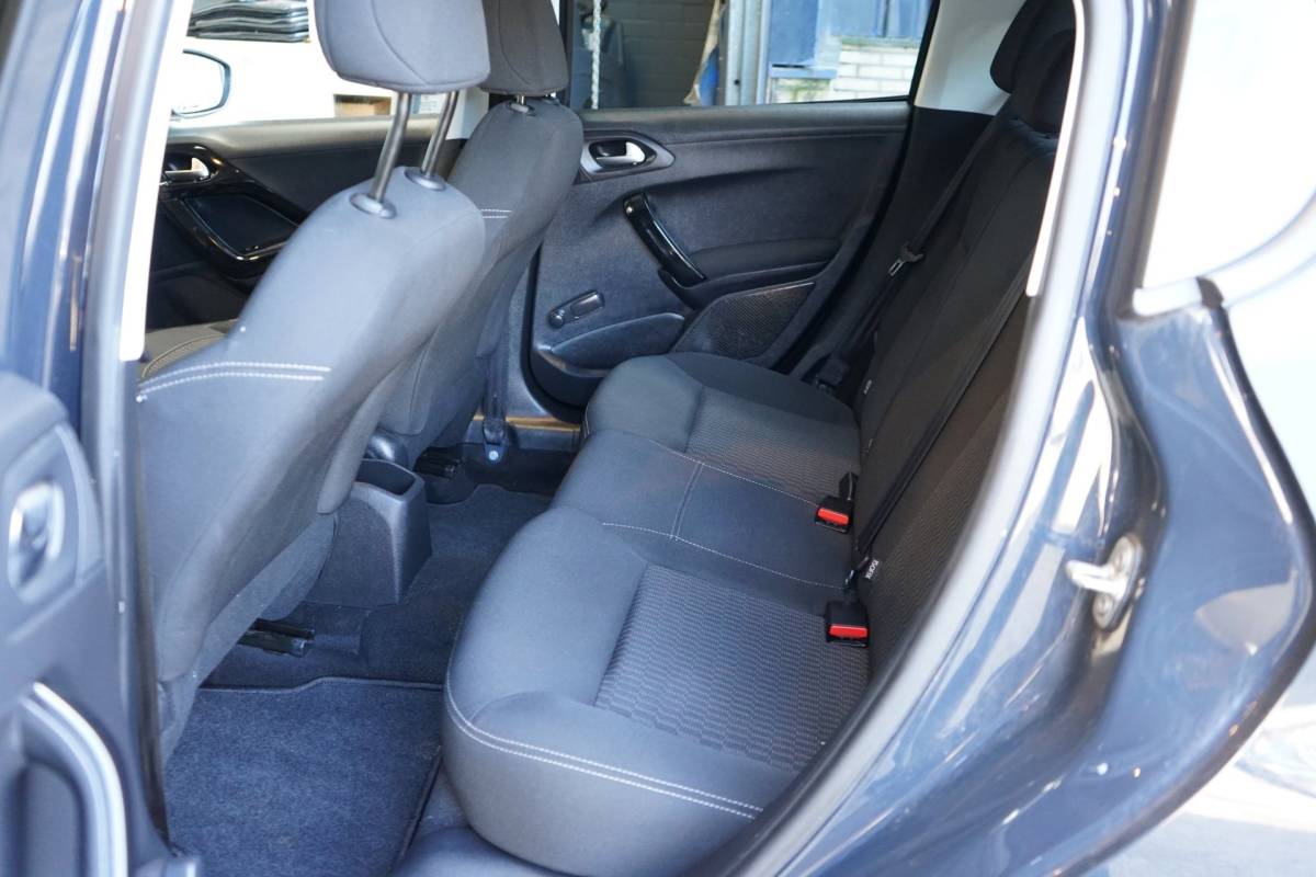 Peugeot 208 Peugeot 208 1.2 PureTech Allure | PDC | CRUISE | AIRCO | APK