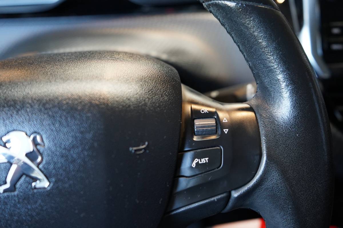 Peugeot 208 Peugeot 208 1.2 PureTech Allure | PDC | CRUISE | AIRCO | APK