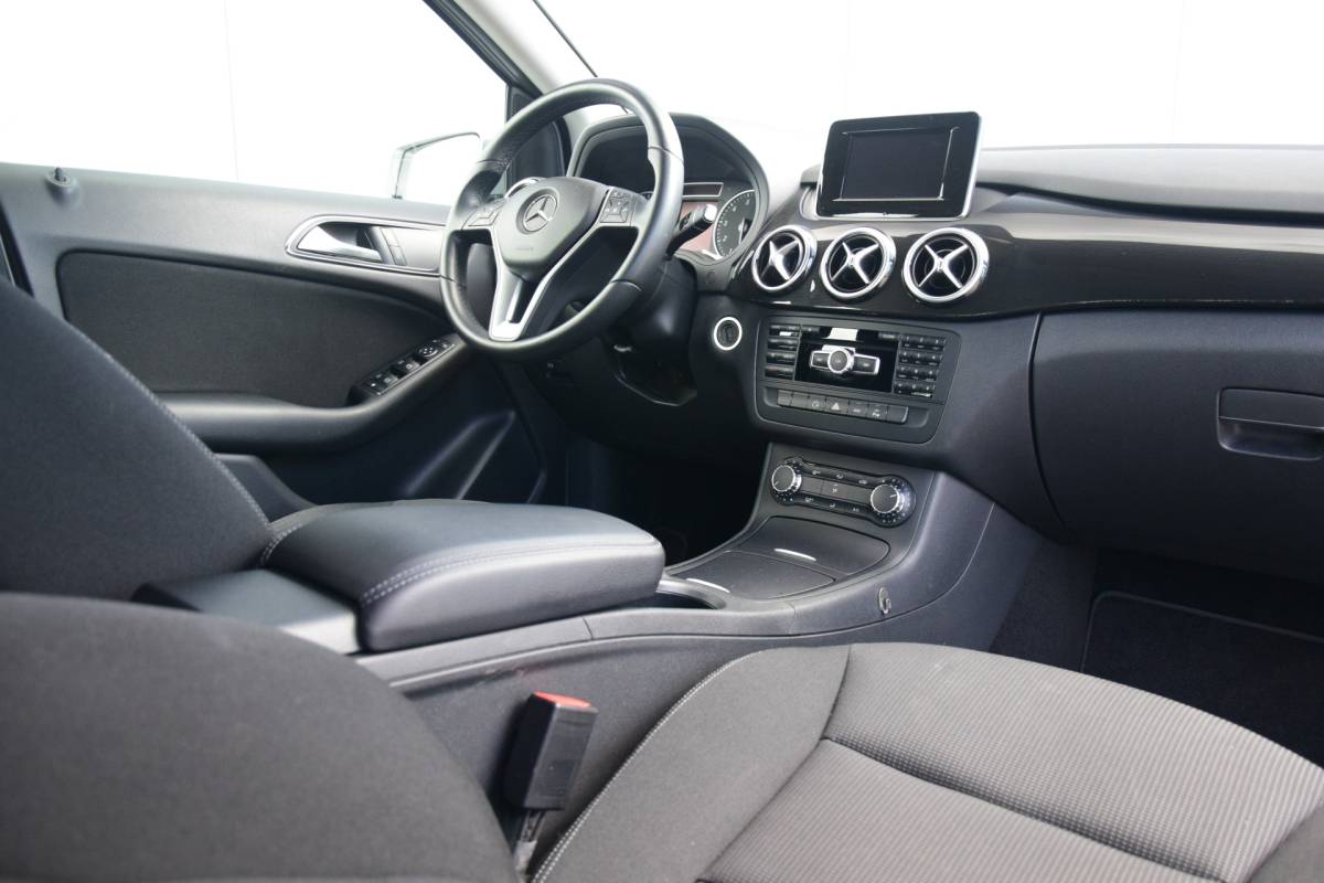 Mercedes-Benz B-Klasse Mercedes-Benz B-klasse 180 Ambition Automaat Bi-Xenon Navi Trekhaak/afneembaar 73dkm!