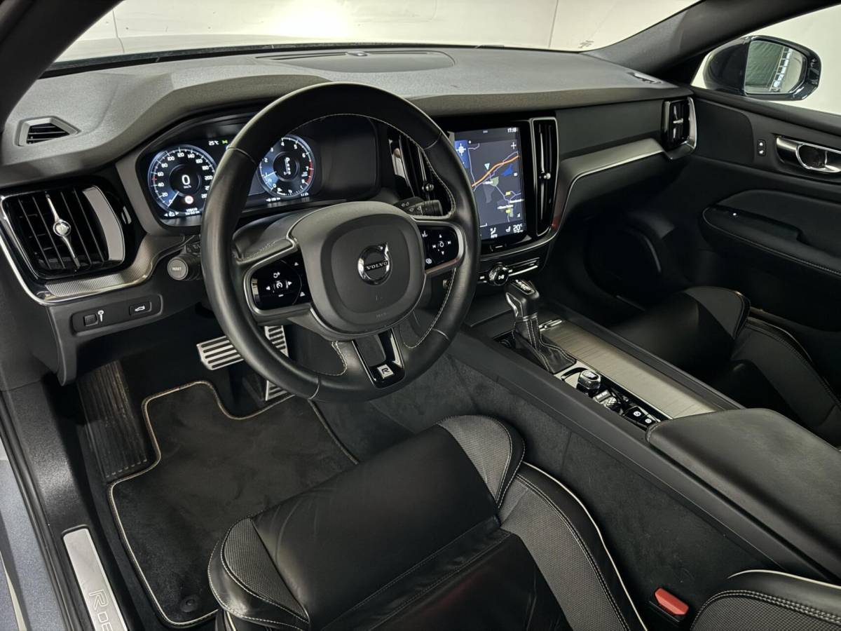 Volvo S60 Volvo S60 2.0 T4 R-Design Autopilot Camera CarPlay Trekh. NAP