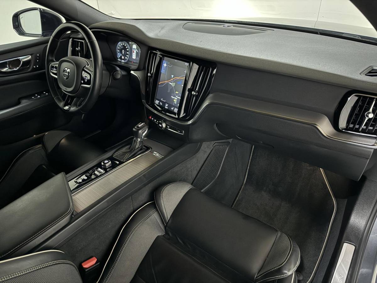Volvo S60 Volvo S60 2.0 T4 R-Design Autopilot Camera CarPlay Trekh. NAP