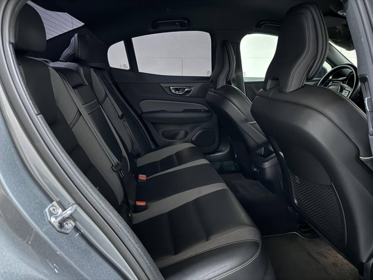 Volvo S60 Volvo S60 2.0 T4 R-Design Autopilot Camera CarPlay Trekh. NAP