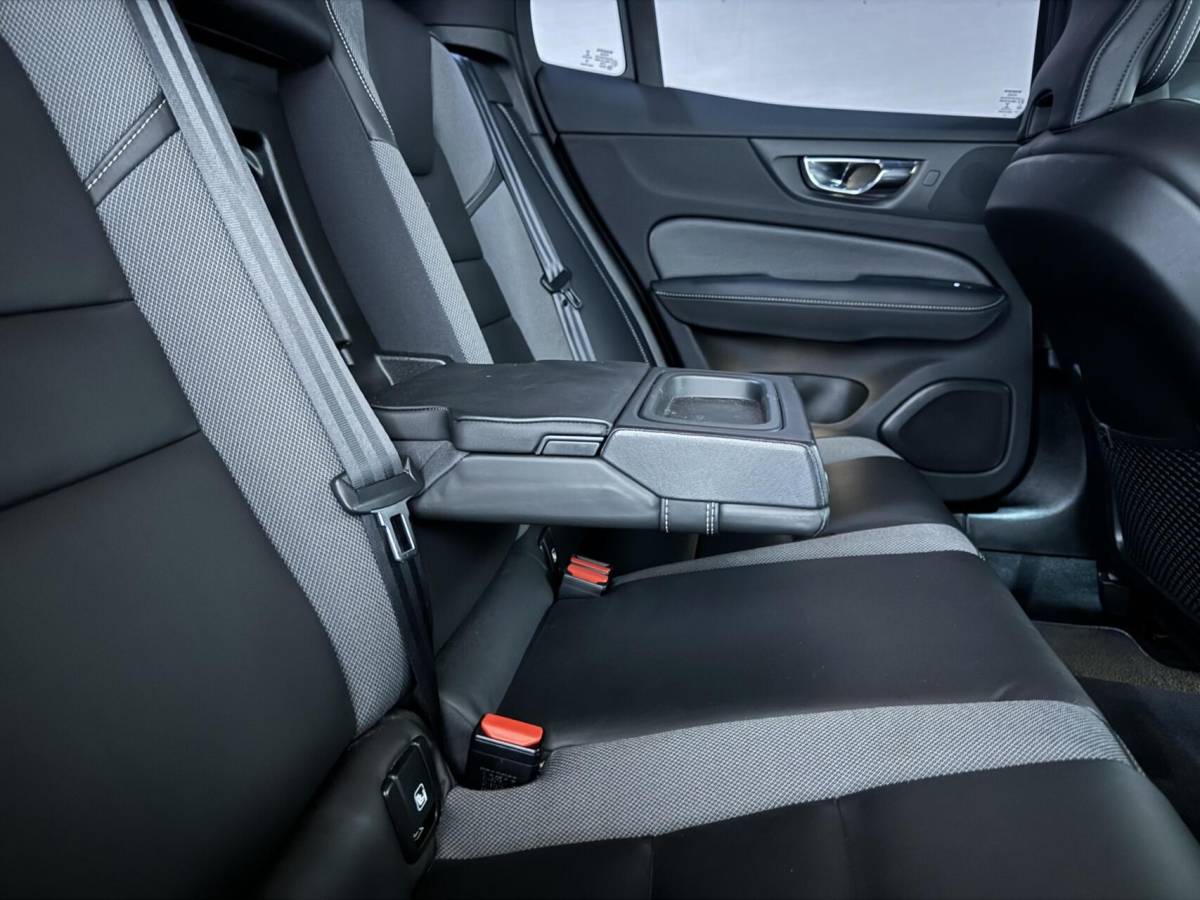 Volvo S60 Volvo S60 2.0 T4 R-Design Autopilot Camera CarPlay Trekh. NAP