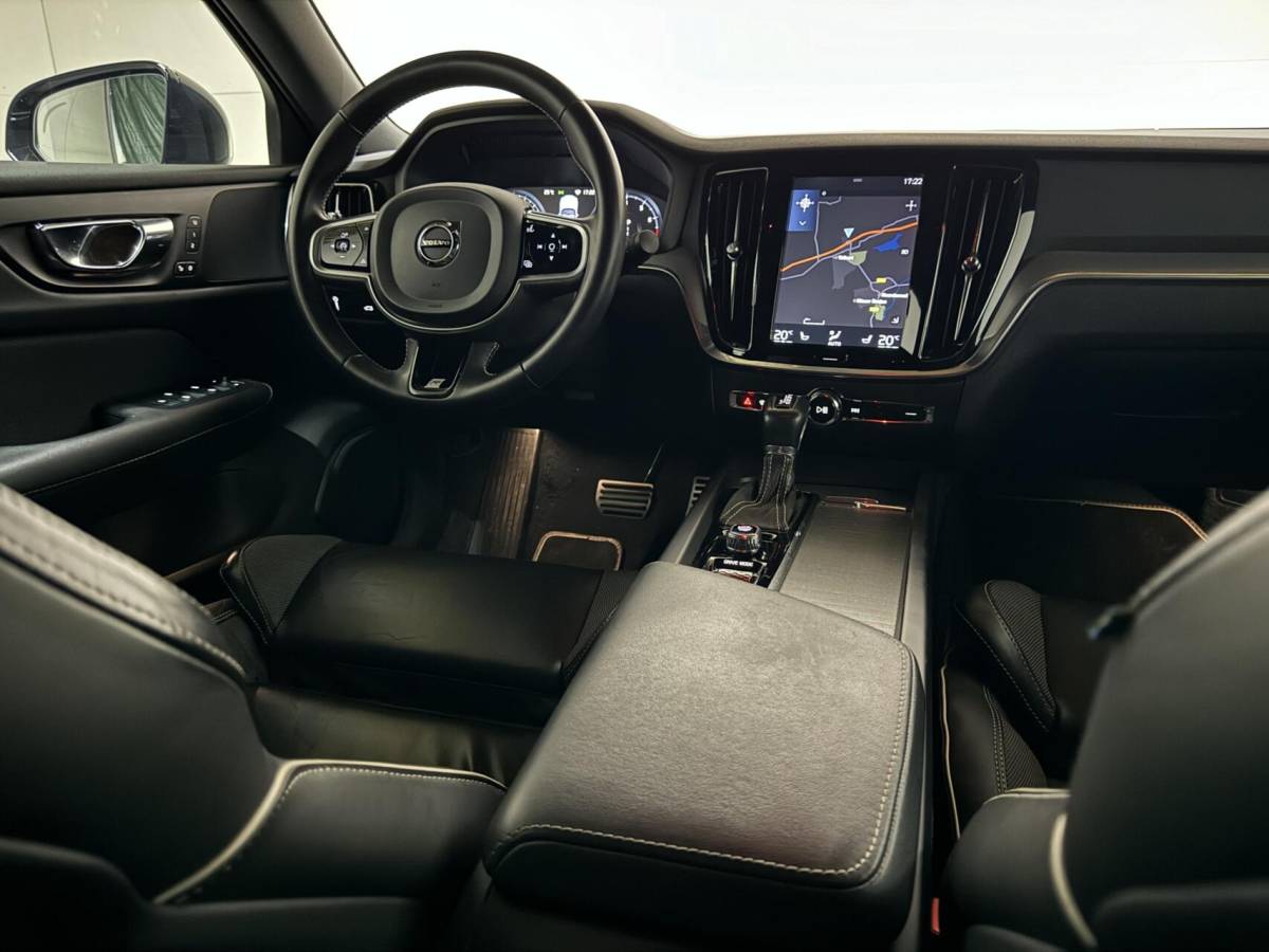 Volvo S60 Volvo S60 2.0 T4 R-Design Autopilot Camera CarPlay Trekh. NAP