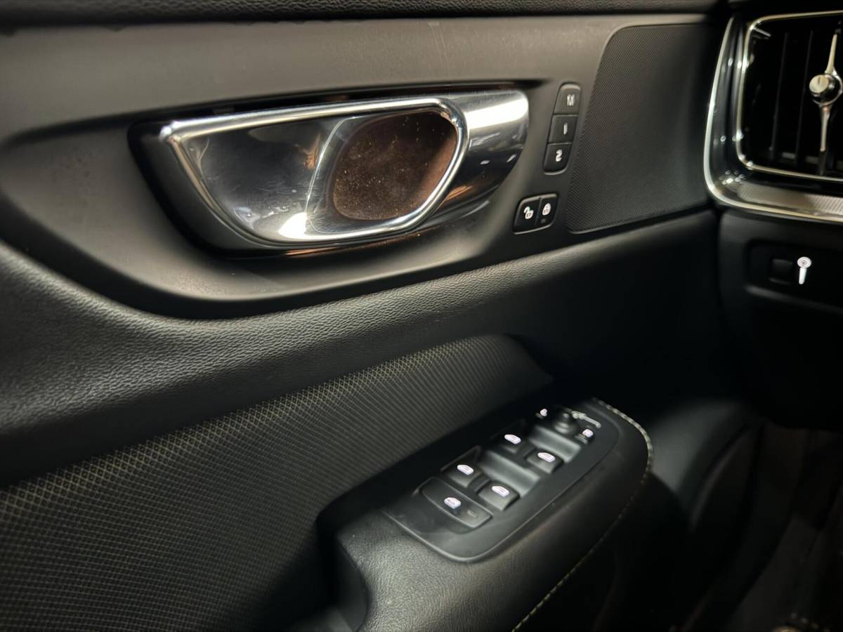 Volvo S60 Volvo S60 2.0 T4 R-Design Autopilot Camera CarPlay Trekh. NAP