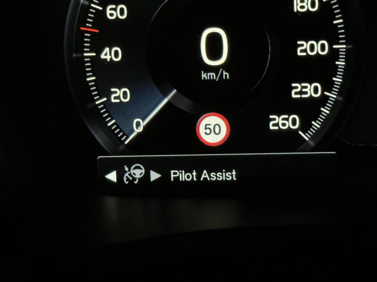 Volvo S60 Volvo S60 2.0 T4 R-Design Autopilot Camera CarPlay Trekh. NAP