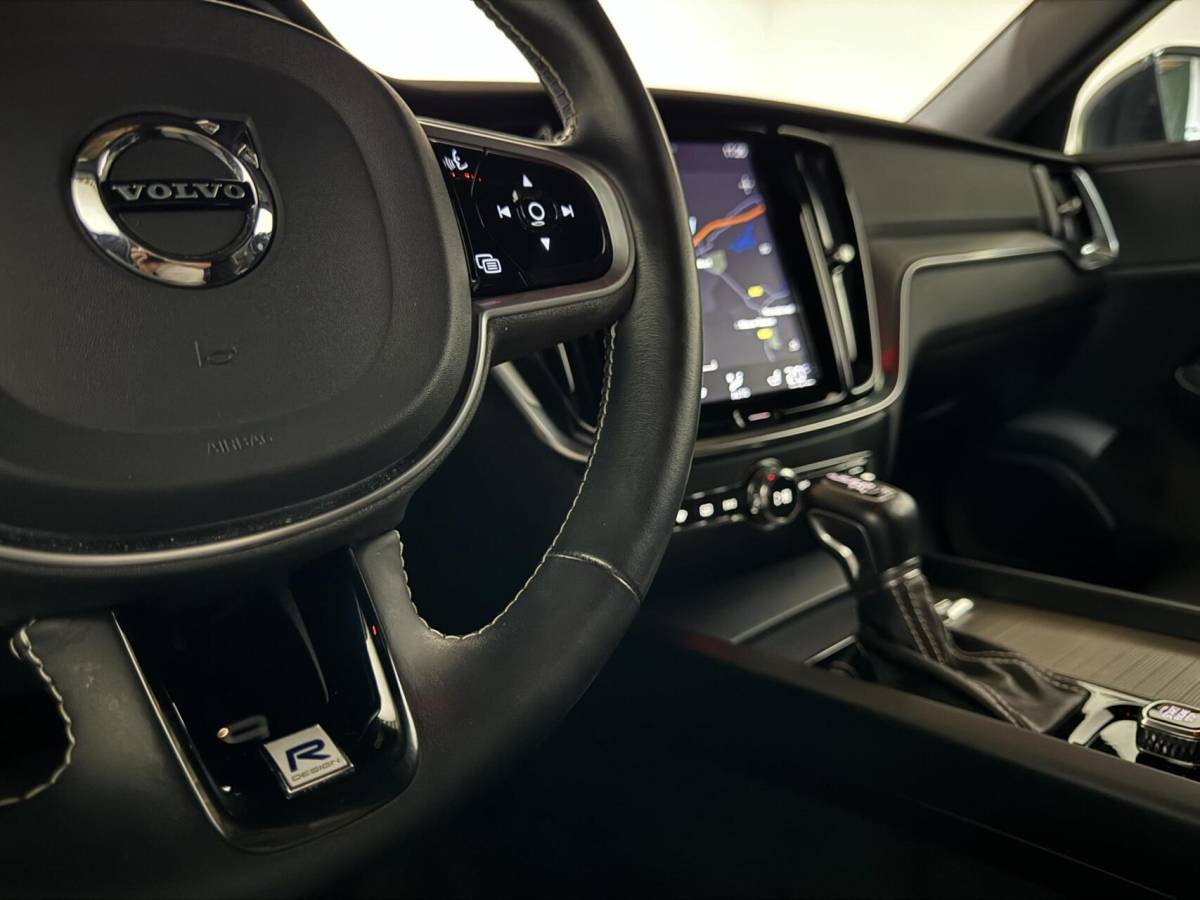 Volvo S60 Volvo S60 2.0 T4 R-Design Autopilot Camera CarPlay Trekh. NAP