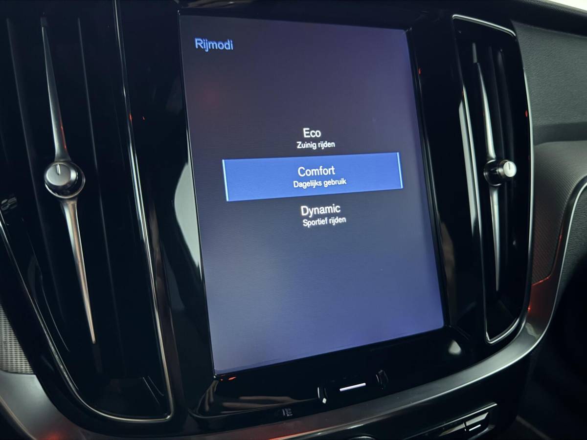 Volvo S60 Volvo S60 2.0 T4 R-Design Autopilot Camera CarPlay Trekh. NAP