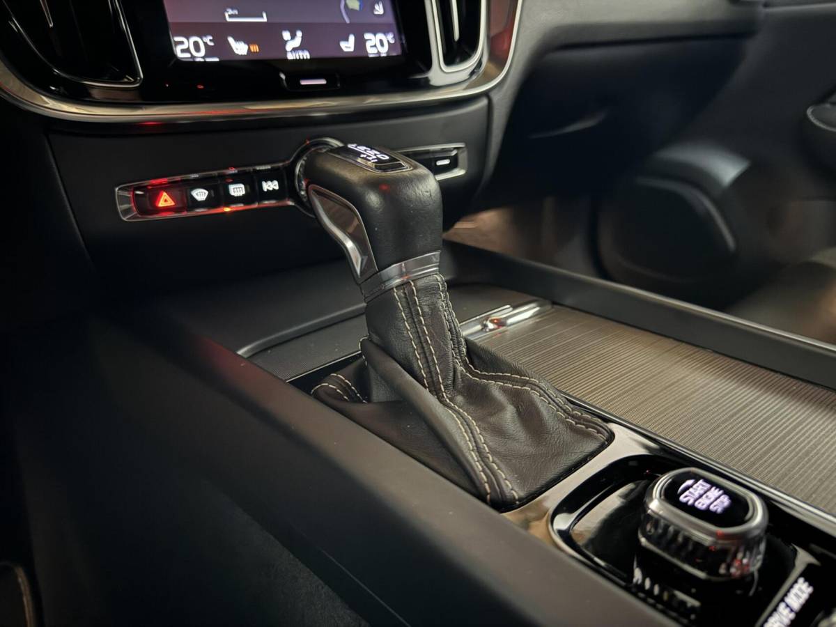 Volvo S60 Volvo S60 2.0 T4 R-Design Autopilot Camera CarPlay Trekh. NAP