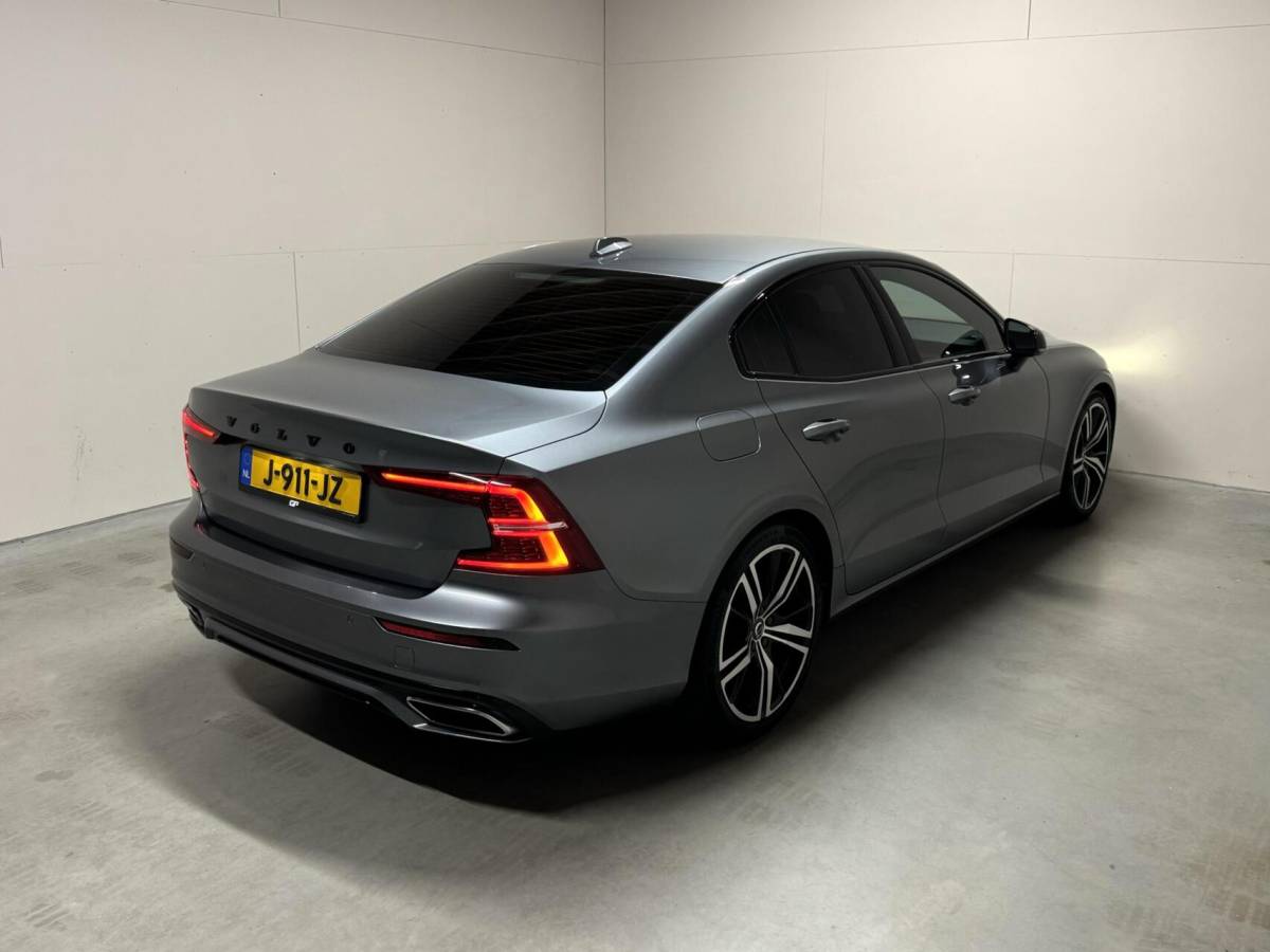 Volvo S60 Volvo S60 2.0 T4 R-Design Autopilot Camera CarPlay Trekh. NAP