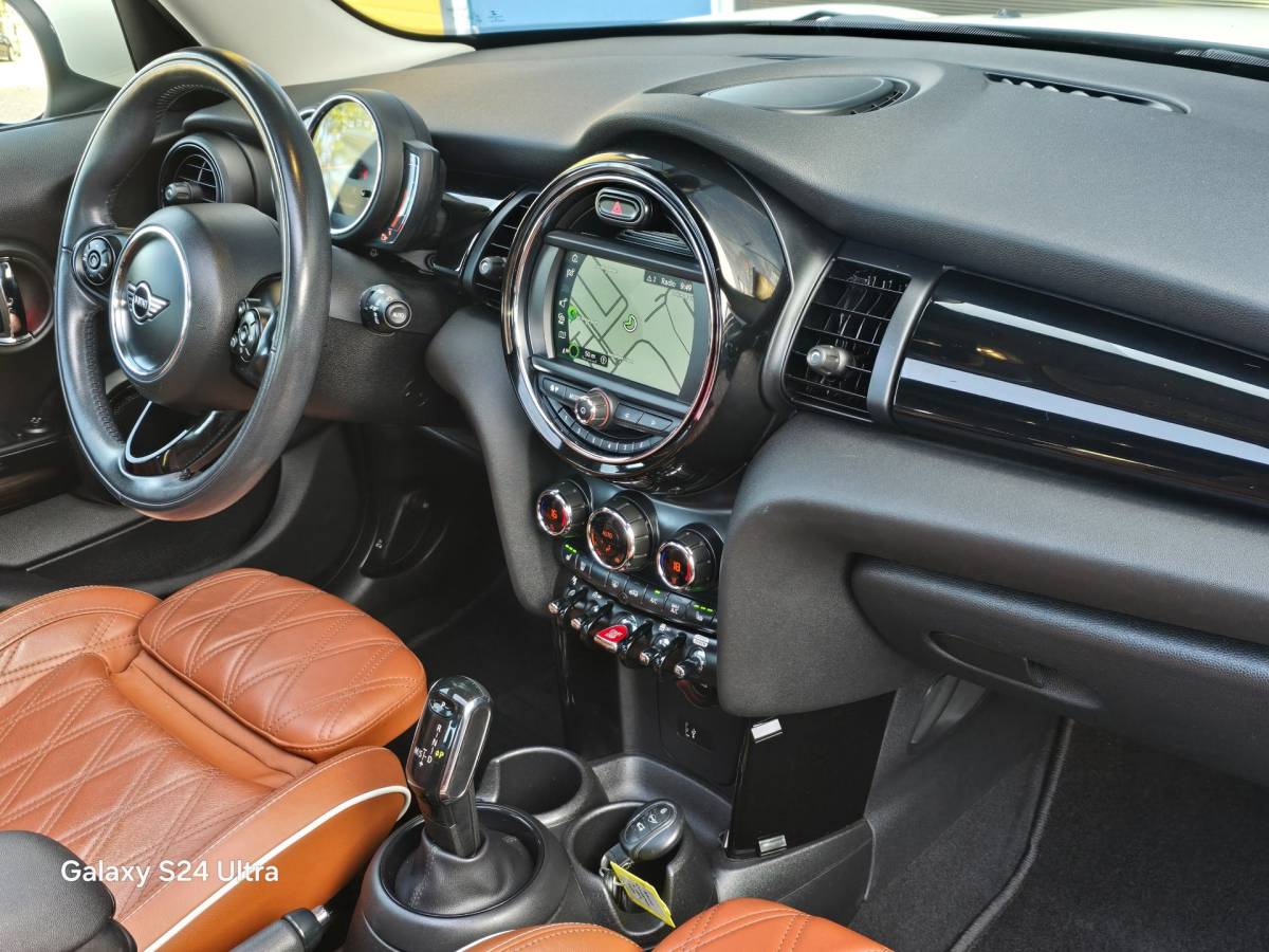 MINI 5-Deurs Mini 5-Deurs 1.5 Cooper 60 Years Edition / Aut / 5 Deurs / Open Pano / Cognac Leder / Navi / Camera / Led / Pdc / 17 Inch