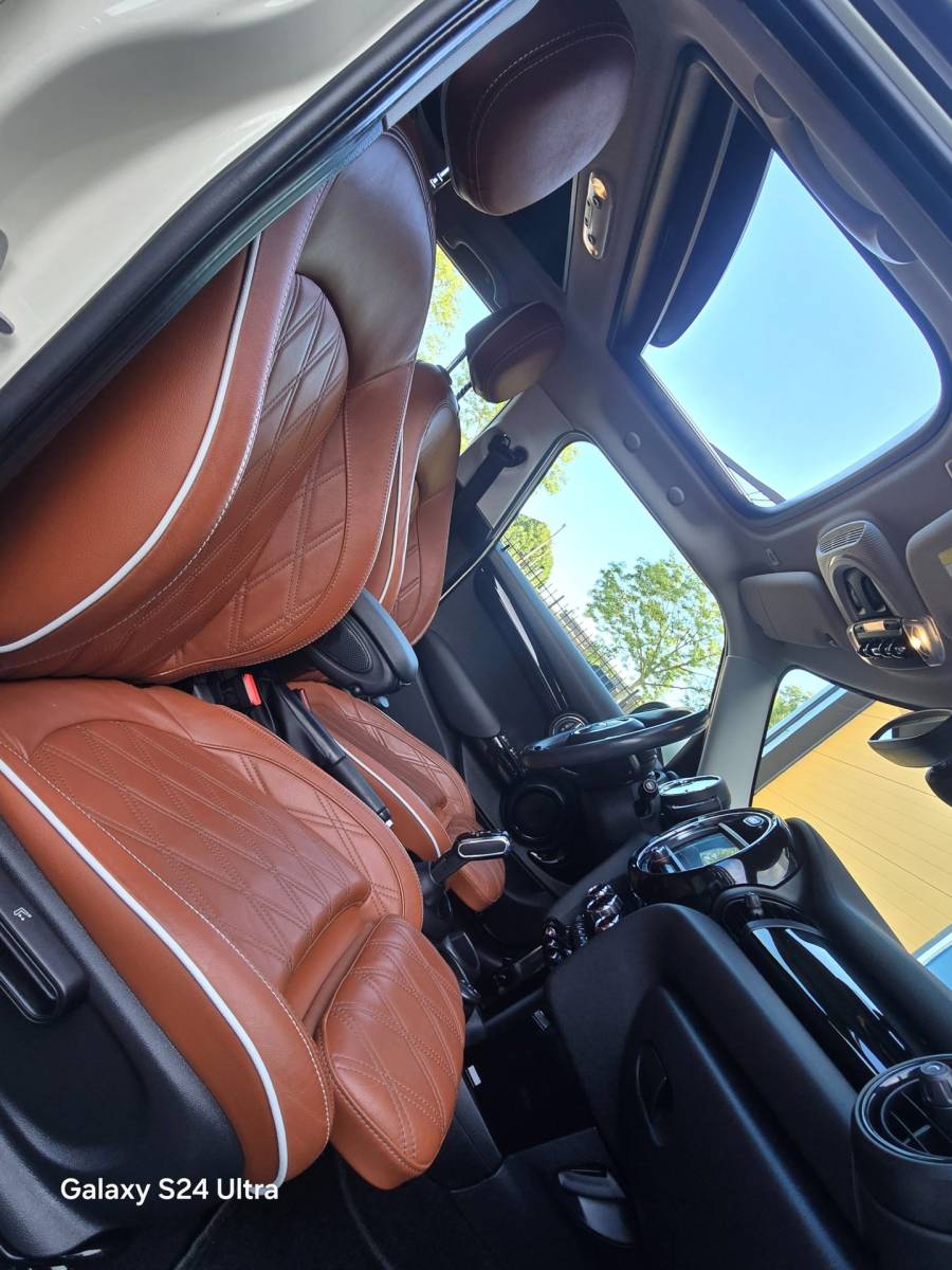 MINI 5-Deurs Mini 5-Deurs 1.5 Cooper 60 Years Edition / Aut / 5 Deurs / Open Pano / Cognac Leder / Navi / Camera / Led / Pdc / 17 Inch
