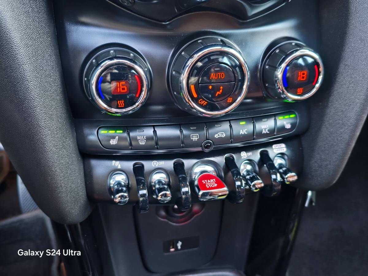 MINI 5-Deurs Mini 5-Deurs 1.5 Cooper 60 Years Edition / Aut / 5 Deurs / Open Pano / Cognac Leder / Navi / Camera / Led / Pdc / 17 Inch