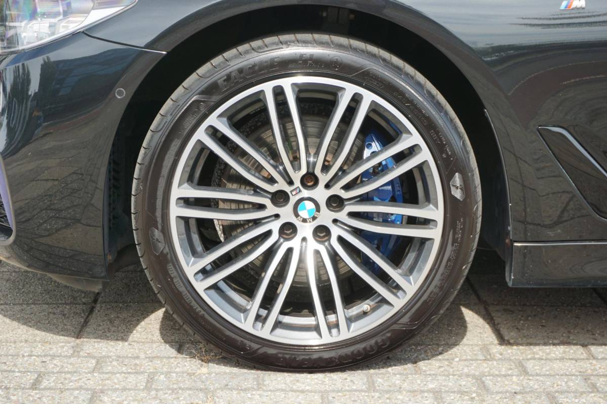 BMW 5 Serie BMW 5-serie Touring 530i High Executive | M-Sport | 4WS | PANO |