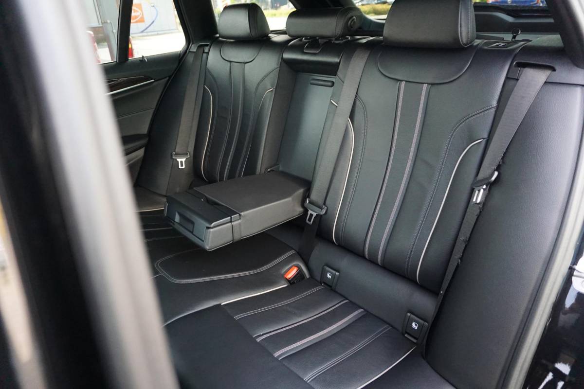 BMW 5 Serie BMW 5-serie Touring 530i High Executive | M-Sport | 4WS | PANO |