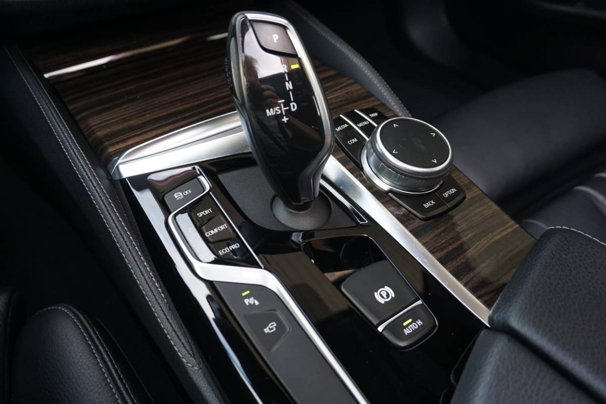 BMW 5 Serie BMW 5-serie Touring 530i High Executive | M-Sport | 4WS | PANO |