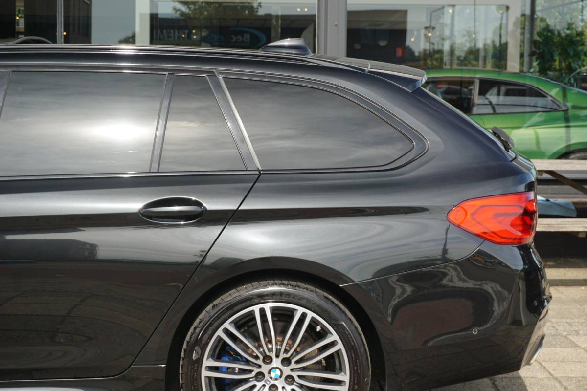 BMW 5 Serie BMW 5-serie Touring 530i High Executive | M-Sport | 4WS | PANO |