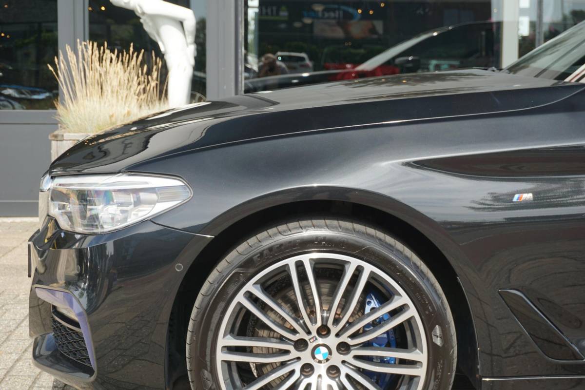 BMW 5 Serie BMW 5-serie Touring 530i High Executive | M-Sport | 4WS | PANO |