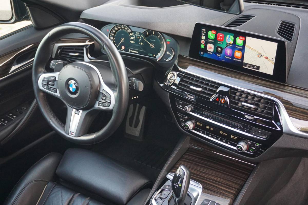 BMW 5 Serie BMW 5-serie Touring 530i High Executive | M-Sport | 4WS | PANO |
