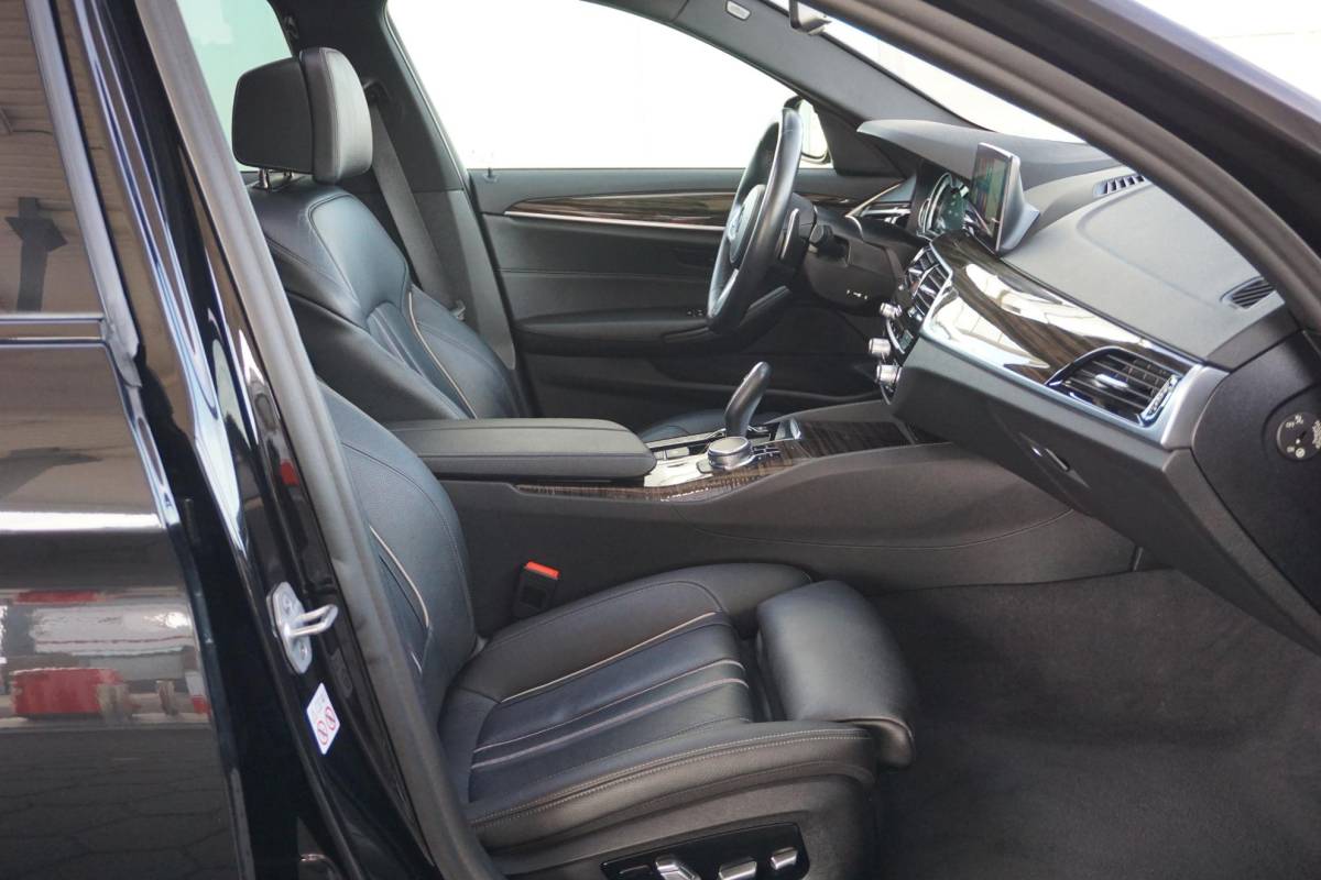 BMW 5 Serie BMW 5-serie Touring 530i High Executive | M-Sport | 4WS | PANO |