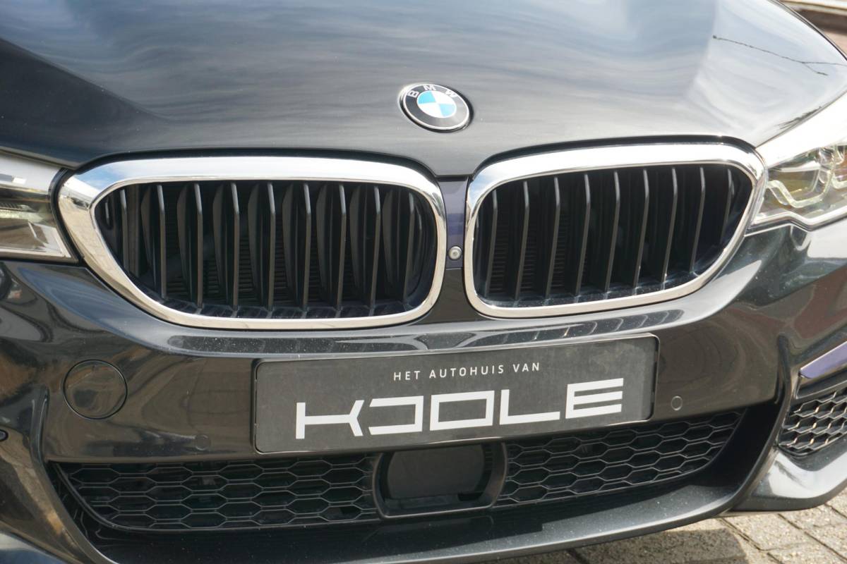 BMW 5 Serie BMW 5-serie Touring 530i High Executive | M-Sport | 4WS | PANO |