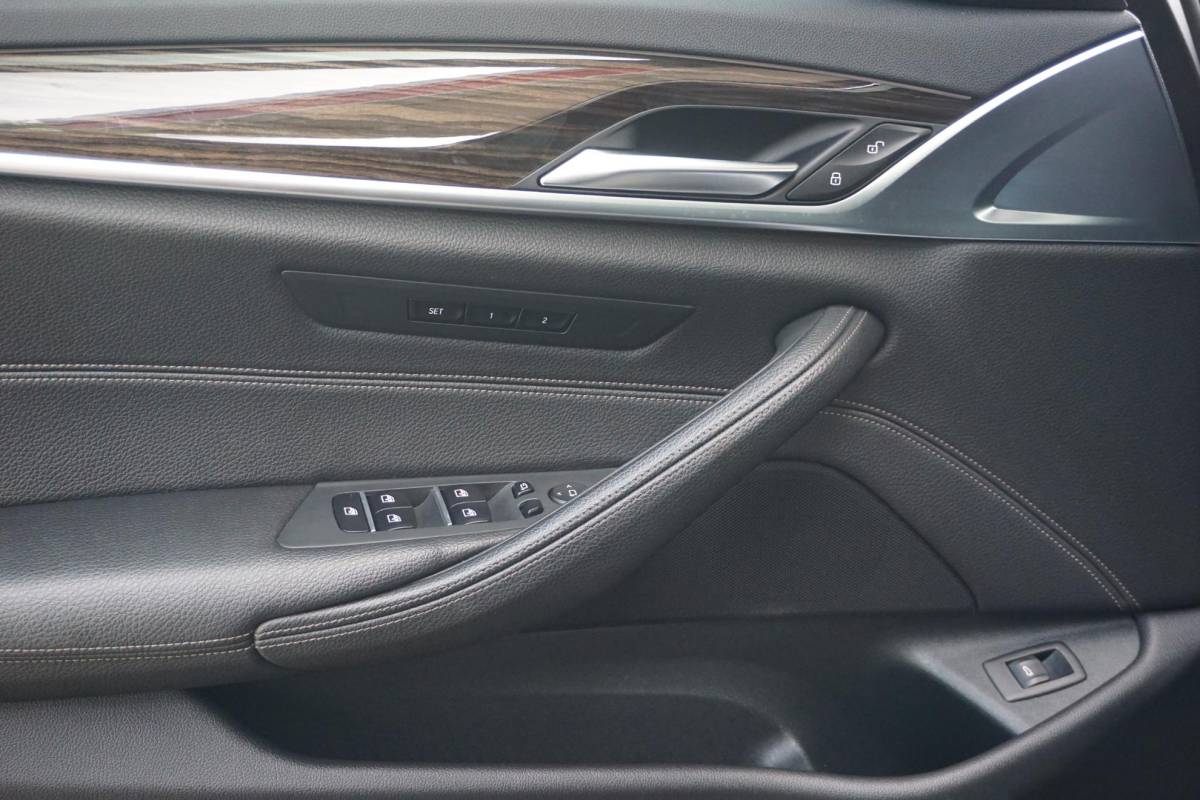 BMW 5 Serie BMW 5-serie Touring 530i High Executive | M-Sport | 4WS | PANO |