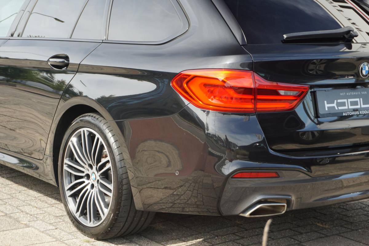 BMW 5 Serie BMW 5-serie Touring 530i High Executive | M-Sport | 4WS | PANO |