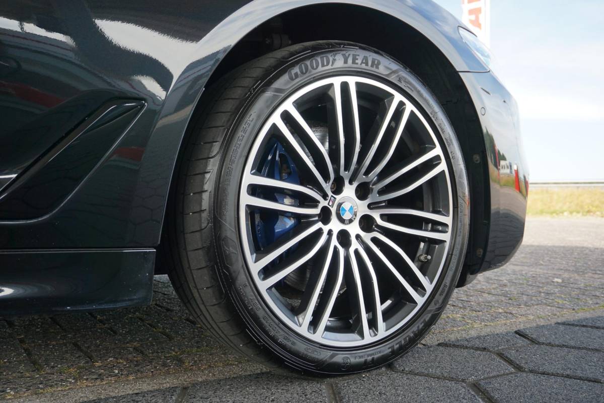 BMW 5 Serie BMW 5-serie Touring 530i High Executive | M-Sport | 4WS | PANO |