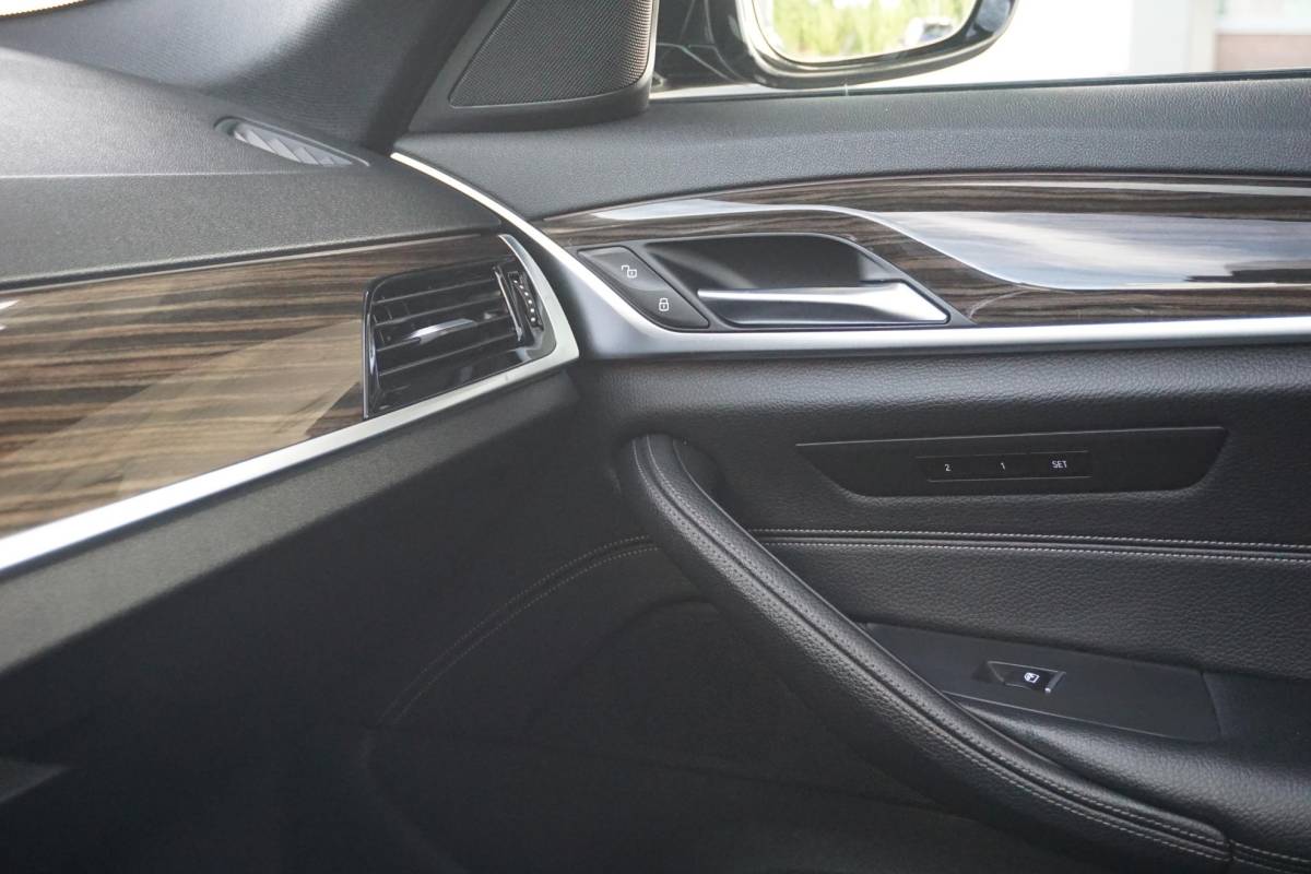 BMW 5 Serie BMW 5-serie Touring 530i High Executive | M-Sport | 4WS | PANO |