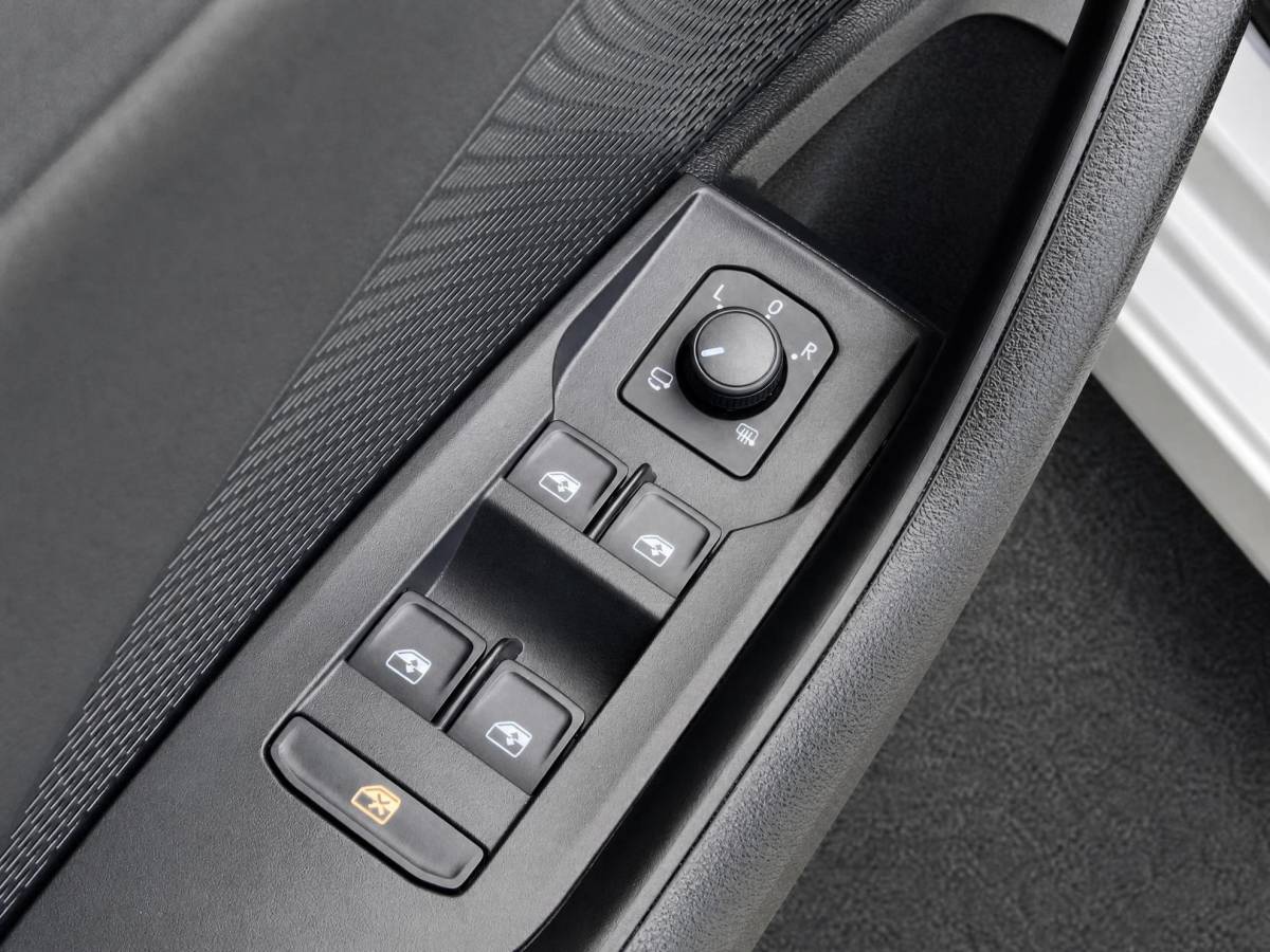 Škoda Octavia Skoda Octavia Combi 1.5TSI/115PK FL Selection · Apple/Android Car Play · Parkeersensoren · Stoelverwarming · Garantie t/m 04-12-2028 of 120000km.