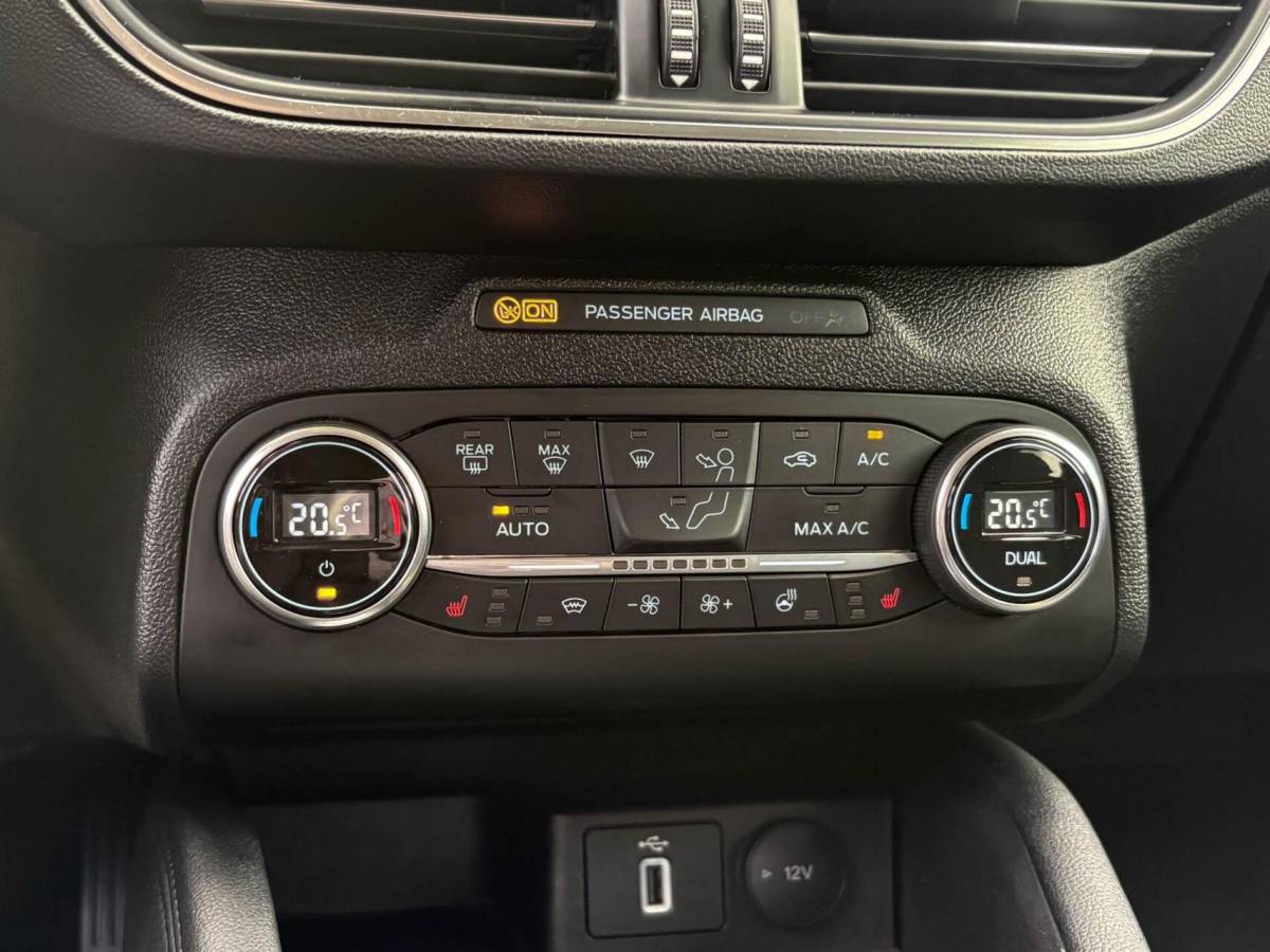 Ford Focus Ford Focus Wagon 1.0 125pk EcoBoost Automaat Titanium Business Automaat | Carplay | Winterpakket | Privacy glass