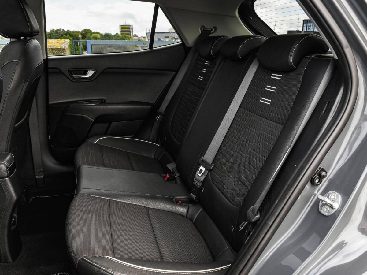 Kia Stonic Kia Stonic 1.0 T-GDi MHEV GT-PlusLine | Schuif-/Kanteldak | Stoel/Stuurverwarming | Camera | ACC | ECC | Dealeronderhouden | Eerste eigenaar