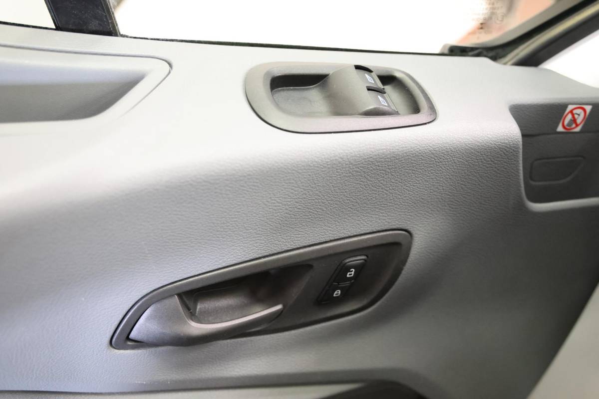 Ford Transit Ford Transit 2.0 TDCI BAKWAGEN MET LAADKLEP EURO 6