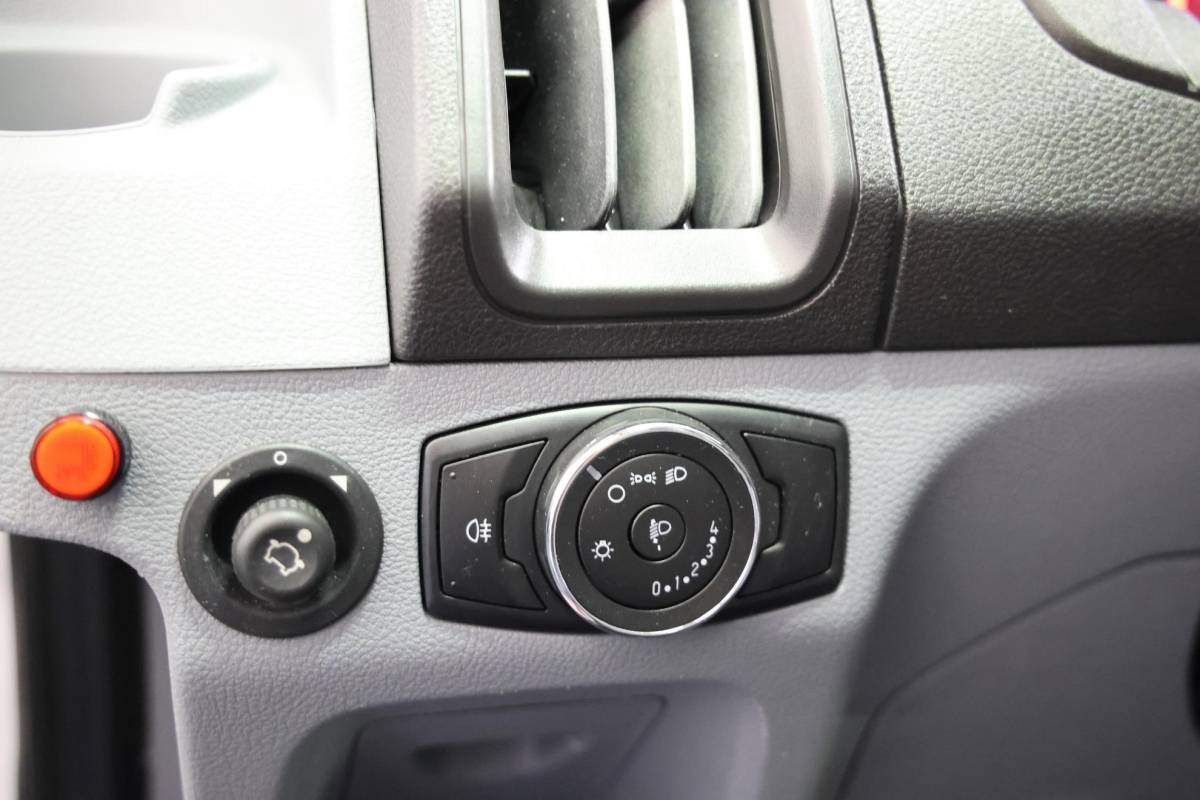 Ford Transit Ford Transit 2.0 TDCI BAKWAGEN MET LAADKLEP EURO 6