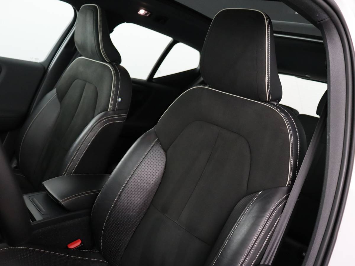 Volvo XC40 Volvo XC40 1.5 T2 R-Design (NL-Auto / Pano / Elek. trekhaak / 360 Camera / H&K / Navi / ACC)