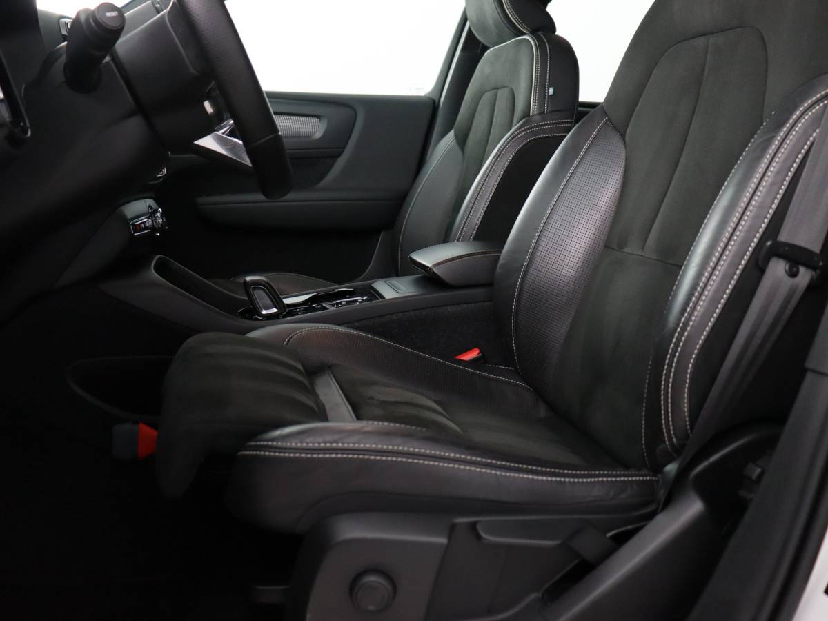 Volvo XC40 Volvo XC40 1.5 T2 R-Design (NL-Auto / Pano / Elek. trekhaak / 360 Camera / H&K / Navi / ACC)