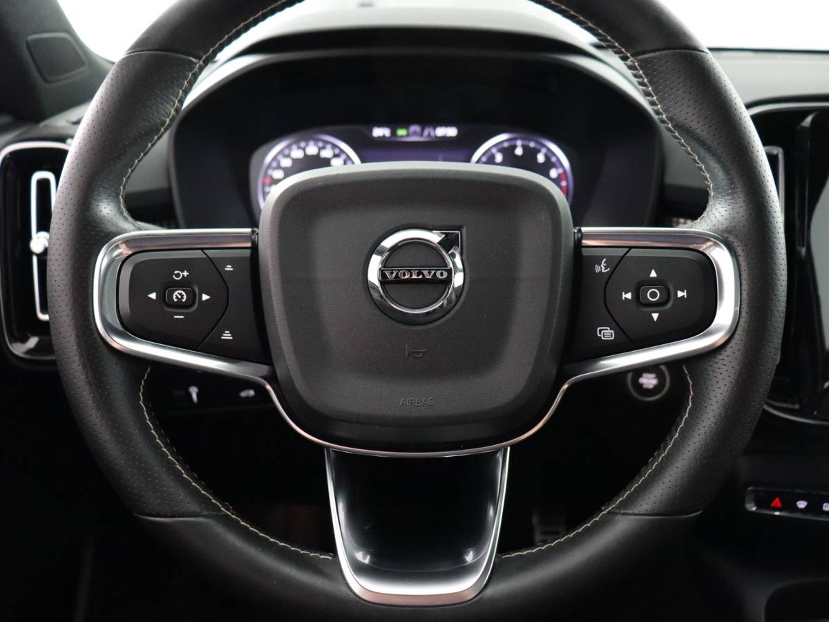 Volvo XC40 Volvo XC40 1.5 T2 R-Design (NL-Auto / Pano / Elek. trekhaak / 360 Camera / H&K / Navi / ACC)