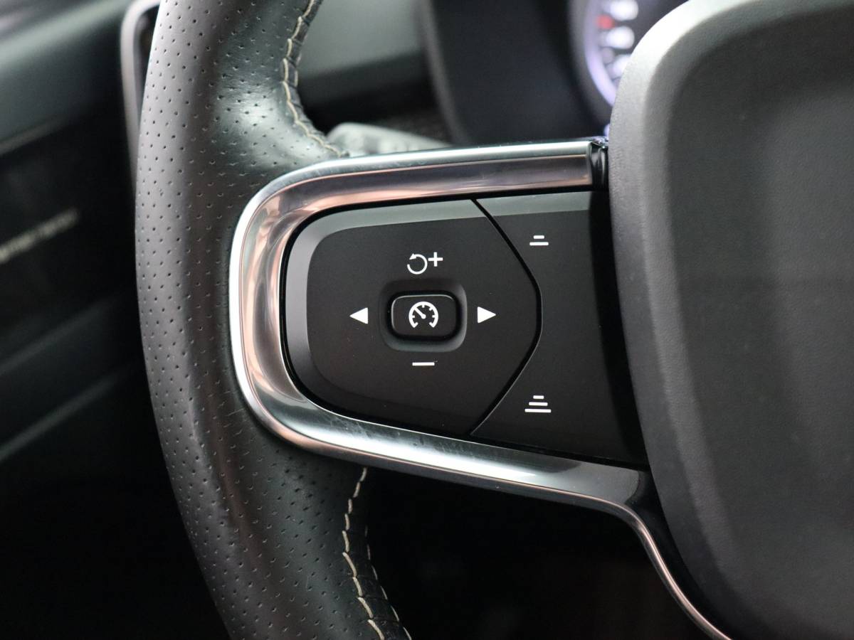 Volvo XC40 Volvo XC40 1.5 T2 R-Design (NL-Auto / Pano / Elek. trekhaak / 360 Camera / H&K / Navi / ACC)