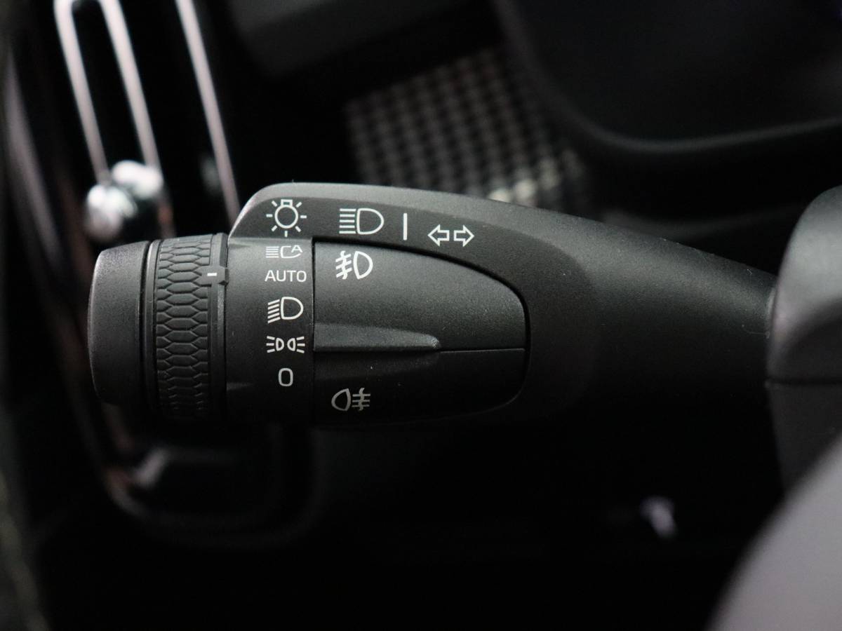 Volvo XC40 Volvo XC40 1.5 T2 R-Design (NL-Auto / Pano / Elek. trekhaak / 360 Camera / H&K / Navi / ACC)