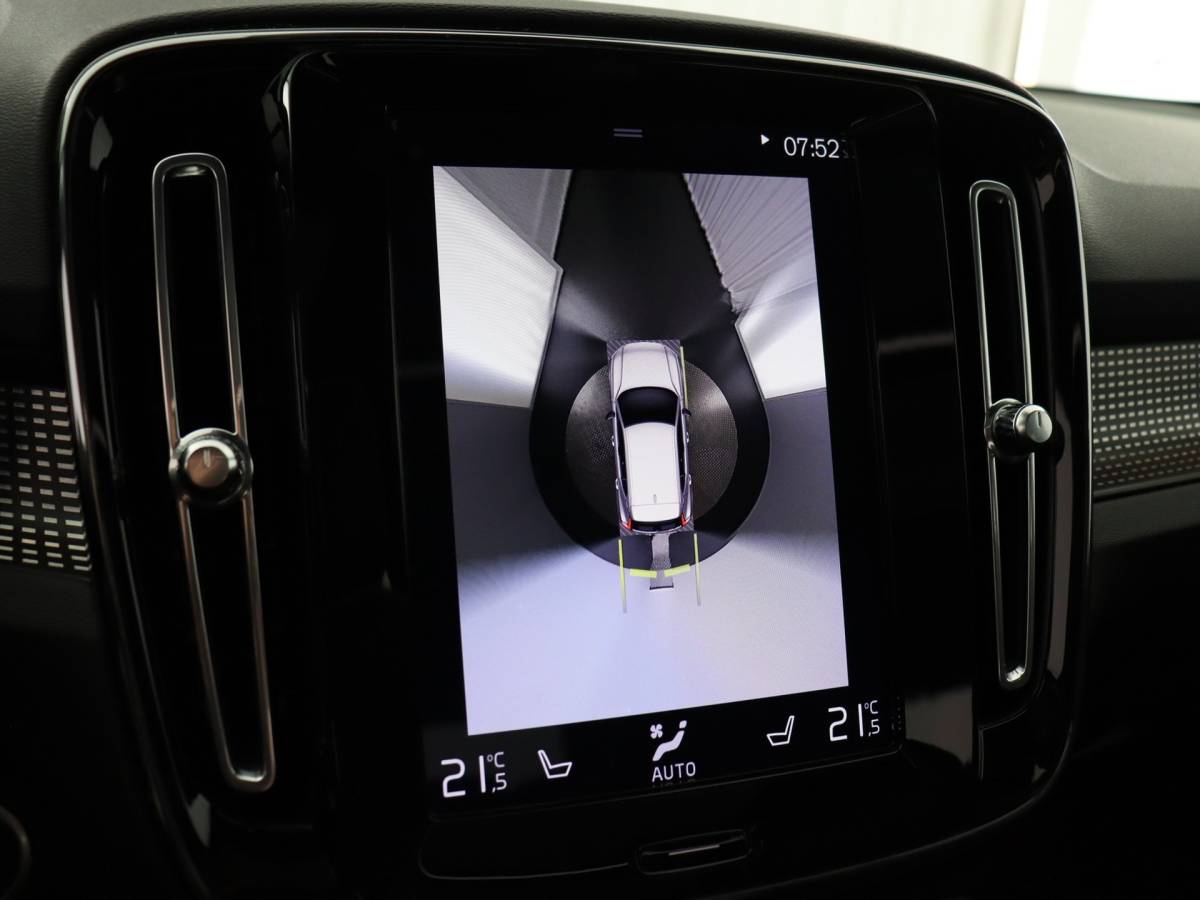 Volvo XC40 Volvo XC40 1.5 T2 R-Design (NL-Auto / Pano / Elek. trekhaak / 360 Camera / H&K / Navi / ACC)