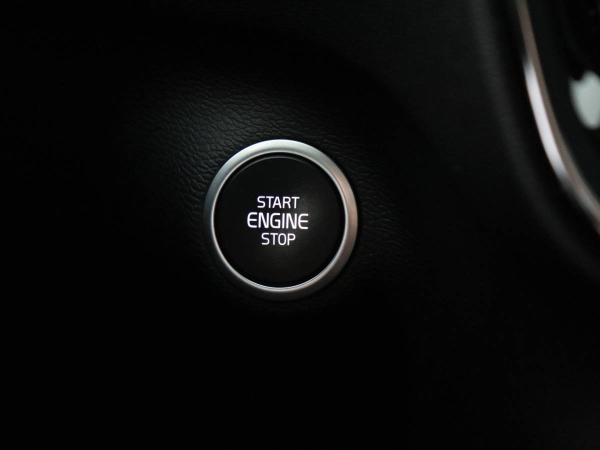 Volvo XC40 Volvo XC40 1.5 T2 R-Design (NL-Auto / Pano / Elek. trekhaak / 360 Camera / H&K / Navi / ACC)