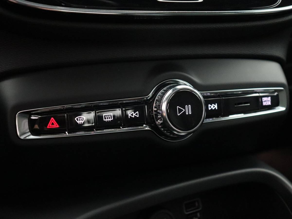 Volvo XC40 Volvo XC40 1.5 T2 R-Design (NL-Auto / Pano / Elek. trekhaak / 360 Camera / H&K / Navi / ACC)