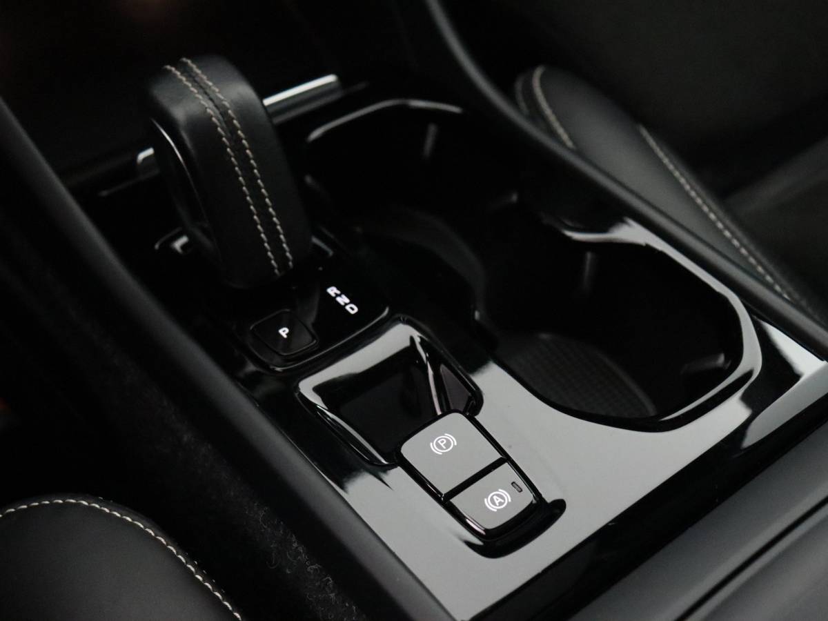 Volvo XC40 Volvo XC40 1.5 T2 R-Design (NL-Auto / Pano / Elek. trekhaak / 360 Camera / H&K / Navi / ACC)