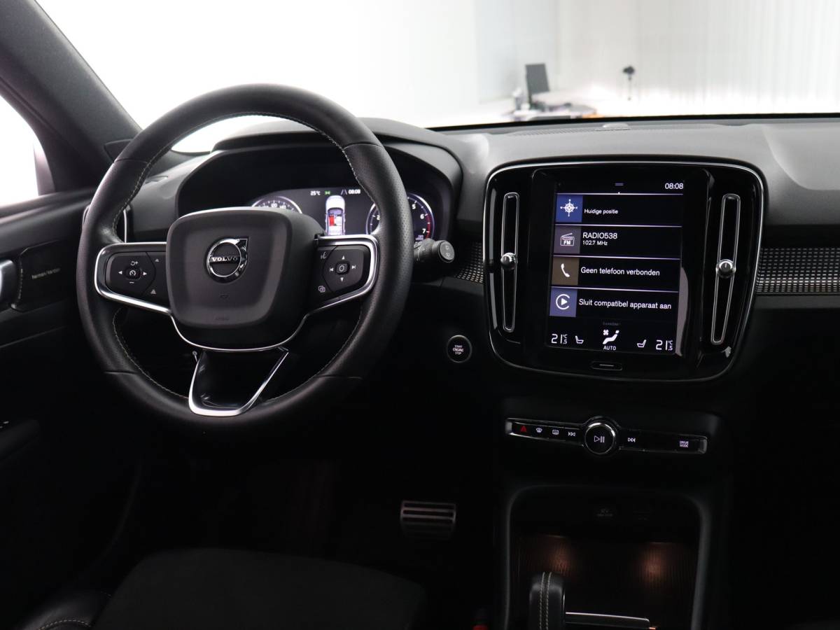 Volvo XC40 Volvo XC40 1.5 T2 R-Design (NL-Auto / Pano / Elek. trekhaak / 360 Camera / H&K / Navi / ACC)